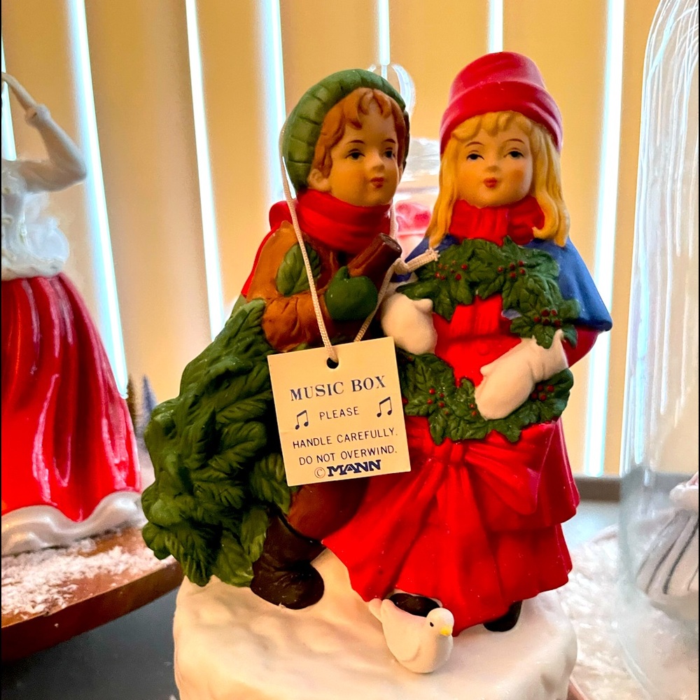 Vintage collectible MANN Ceramic “Ede” Wind Up Music Box, Two caroler children